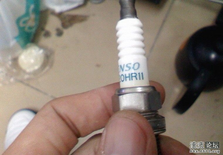 锐志更换火星塞 喷油嘴高清图片