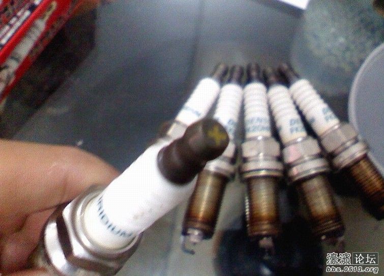 锐志更换火星塞 喷油嘴高清图片