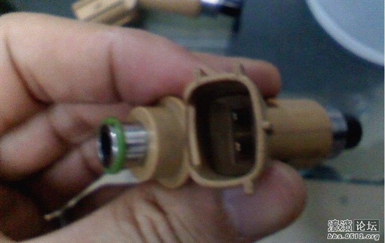 锐志更换火星塞 喷油嘴高清图片