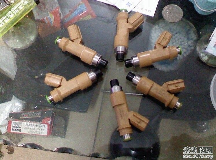 锐志更换火星塞 喷油嘴高清图片