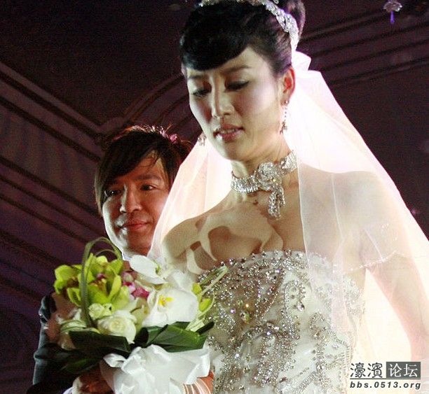 beyond鼓手叶世荣北京迎娶比自己小22岁的东北姑娘 婚礼现场甜蜜上演