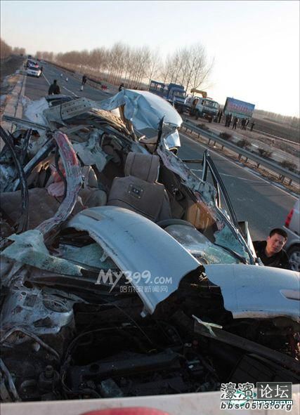 马六 追尾大货遭掀顶 车内四人全部惨死 南通车 高清图片