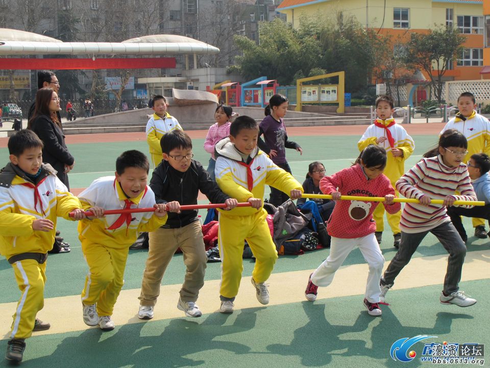 万慈学校是新加坡樟宜地区最知名的一所传统华文学校。前几年该校校长带领师生来二附开展浸濡活动后,南通是我家,对二附的教学特别是情境教育印象深刻。此次前来浸濡游学之旅的已是第六批学生,看不见自己的渺小,包括老师在内共有41人。
