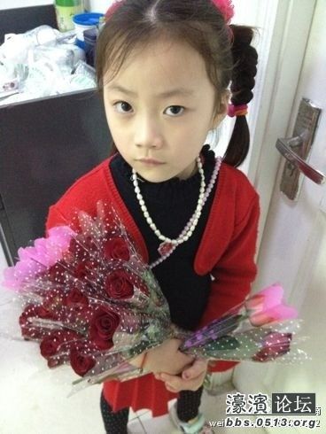 美丽的小女孩,每天在南通虹桥路附近卖花