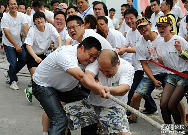 端午节-几个公司举行的联谊活动,拔河什么的表