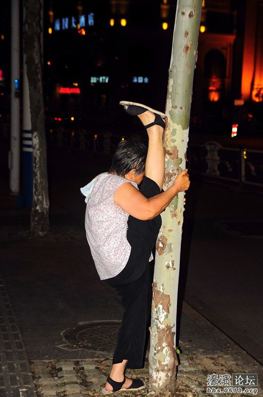  散步时 遇到的,这位 老太 的功夫让绝大多数年青