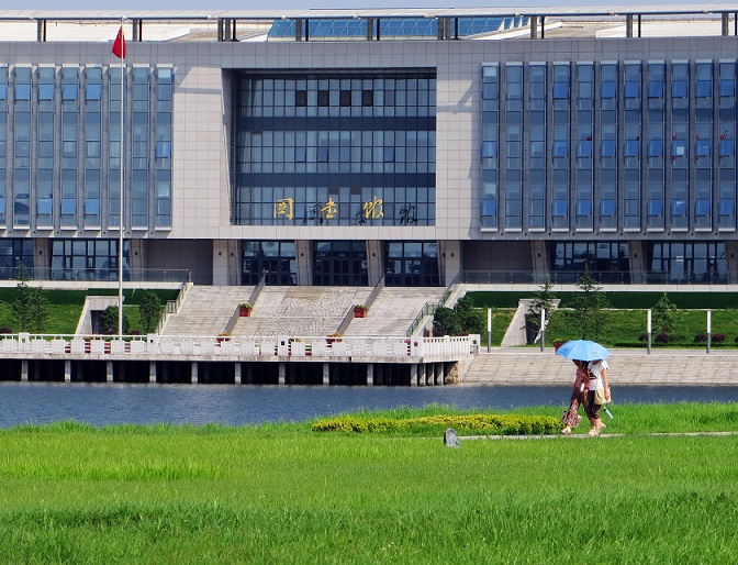 【南通大学校园风景线】--新图书馆楼前,有一条