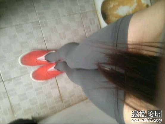 <em>女厕</em>没位置了,老娘就来男厕了,悲剧呀,现在不敢