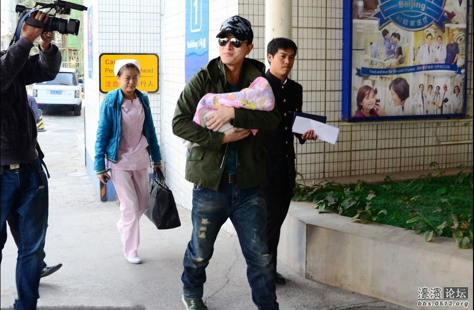 <em>李小璐贾乃亮女儿</em>首度曝光,贾乃亮甜蜜当奶爸