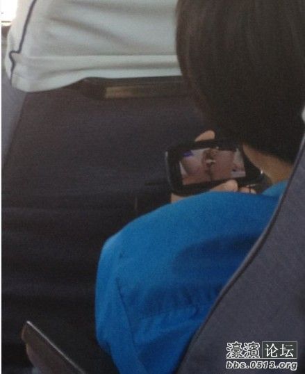 客车前面这<em>妹子</em>留着<em>短发</em>,看起来也挺<em>淑女</em>的。