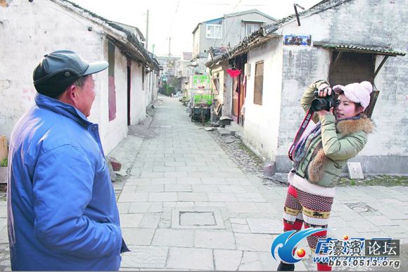 穿行在南通老街的漂亮摄影女孩 热心公益传递