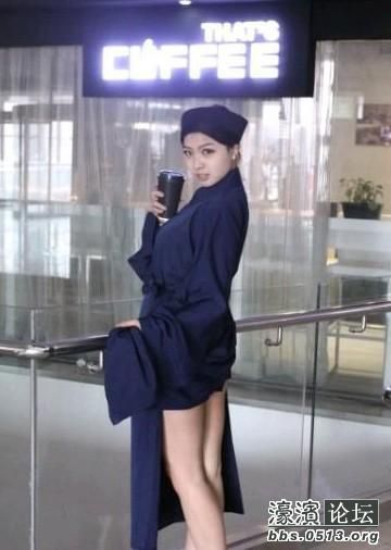 【组图】尼姑也风骚:美艳道姑街头自拍