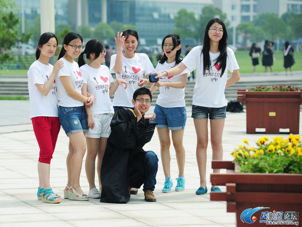 大学生搞怪毕业照创意无限