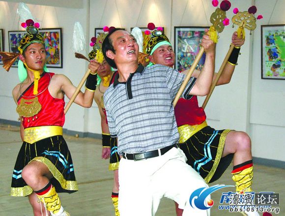 7 e2 f% LBBS.0513.org/ Z 一个个形态各异、栩栩如生的面塑,一幅幅精美绝伦的扇面画,上周,在如东县非物质文化遗产项目展示活动现场,市民驻足观看精美的民间工艺,啧啧称奇。目前,我县拥有非物质文化遗产项目138个,其中,县级项目21个、市级项目11个、省级项目4个、国家级项目1个,这些项目都陷入传承困境。如东县文广新局党组成员、县非遗保护中心主任丁必忠忧心忡忡地说。 % _BBs.