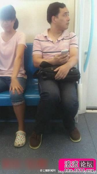 上海<em>地铁</em>猥琐男狂摸<em>短裤女生</em>柔弱还是默认? -