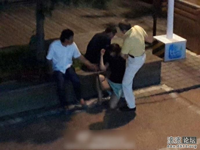 醉酒女疑遭路过男子轮流猥亵