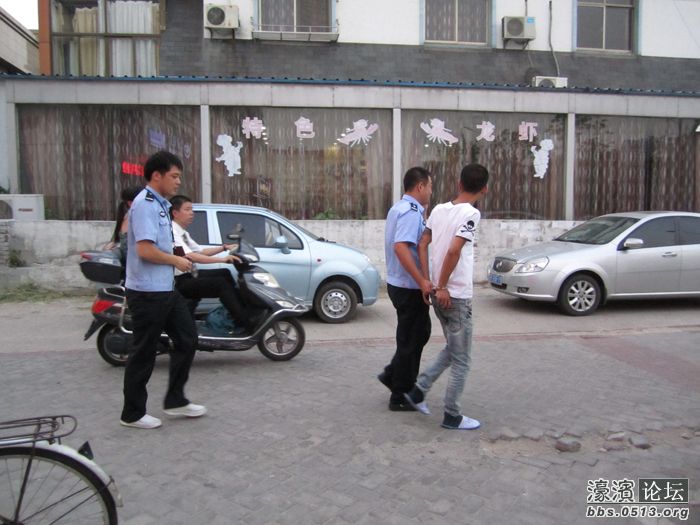 城山路苏果超市门口,警察抓小偷