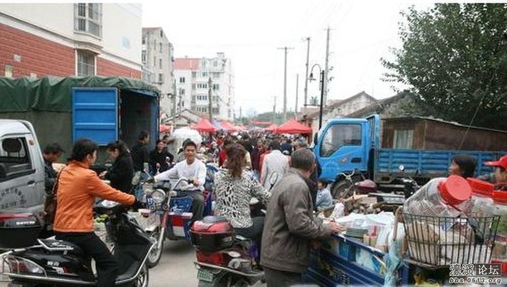 横河路马路市场摊贩占营 交通混乱待管理