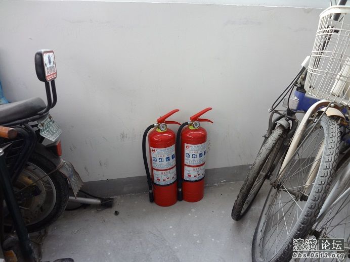 小区车库更换灭火器了!安全第一!