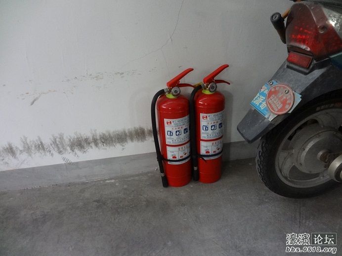 小区车库更换灭火器了!安全第一!