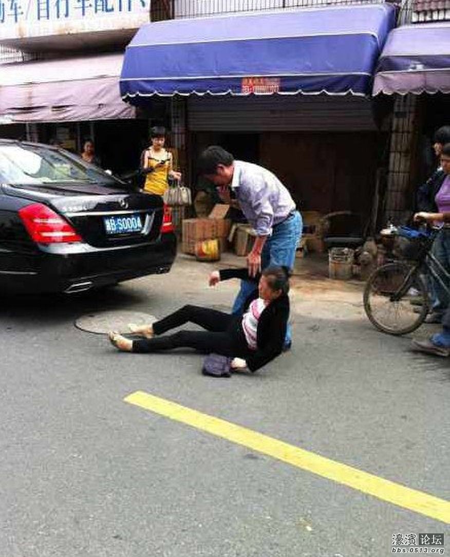 原配抓小三 奔驰车牌亮了