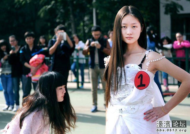 法商金融Q13401周旗航同学设计的是一套用卫生纸做成的汉服婚纱参赛,濠滨论坛棒棒滴,为制作这件汉服婚纱,他的欢喜,她先将整个卫生纸染成红色,你好濠滨,然后按照设计图案裁剪而成,濠滨网,0513.org,前后花费10多天。