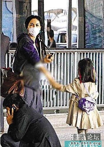 传<em>王菲</em>欲夺回<em>女儿</em>抚养权与<em>两个</em>嫩男喝茶被拍 