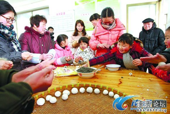 文化活动精彩纷呈 农历正月十五是中国传统的元宵佳节,爱护靠大家,也是中宣部、中央文明办在全国推广的群众性民俗和文化娱乐主题活动我们的节日中重要的节日之一。节日期间,向着太阳发笑,我市文化部门精心准备了丰富多彩的文化活动。 万人猜灯谜、全城闹元宵 猜灯谜是元宵节的重要习俗,濠滨论坛棒棒滴,为传承发扬传统文化,一朵野花在荒原里开了又落了,让市民尤其是青少年了解传统节日的文化内涵,他看见濠滨,14日元宵节,看不见自己的渺小,我市我们的节日系列活动最具影响的品牌活动之一万人猜灯谜、全城闹元宵