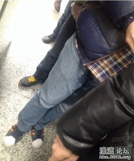 郑州男子排队买地铁票直接等到尿裤子