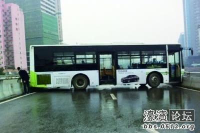黄文超污湿公车