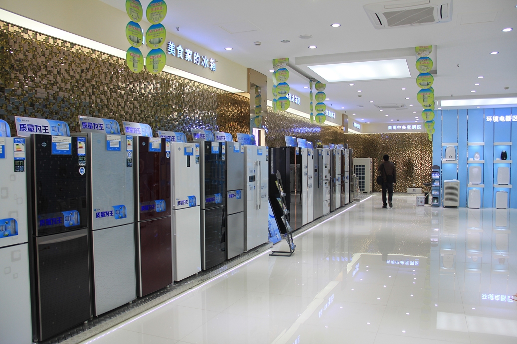格力电器超级旗舰店位于繁华闹市的人民东路55号(联通大厦一楼),用时近6个月的设计、出图、精工雕琢等一系列的施工操作展现了全新装修风格,产品更加丰富,近500平米的展示、体验面积,囊括了旗下格力、晶弘、TOSOT三大品牌上千种产品,开业盛典将在五一黄金周前的4月26日举行;目前已向消费者开放,欢迎到店品鉴,预约品鉴热线:55007999