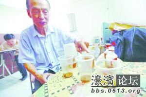 有小伙自称喝尿治好甲亢 天天喝尿治病保健你