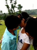 个小学吧看到这组GIF,班级男生在教室里<em>亲吻</em>班