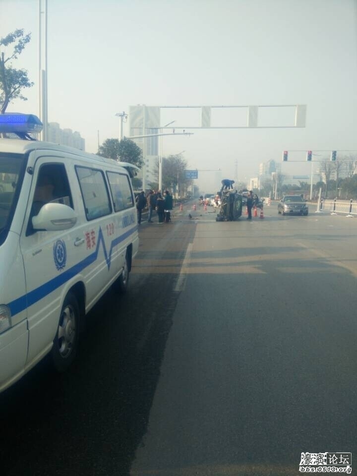 海安政府大楼前长江路一小车发生侧翻事故 高清图片