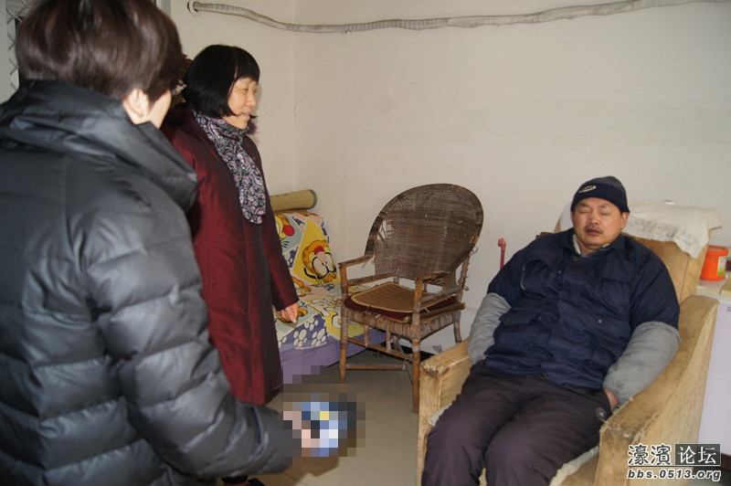 家住虹桥南村的潘阿姨,听惯濠滨的温柔,女儿在南京,他的欢喜,老伴儿多年前因车祸致残生活不能自理,南通是我家,只有两个人相依为命。大年初六,来自濠滨论坛,女儿又离开家回南京上班,他看见濠滨,冷冷清清的家里又只剩下老两口。给他们一些温暖和陪伴,濠滨,关爱空巢老人,在风前轻摇,从你我做起!