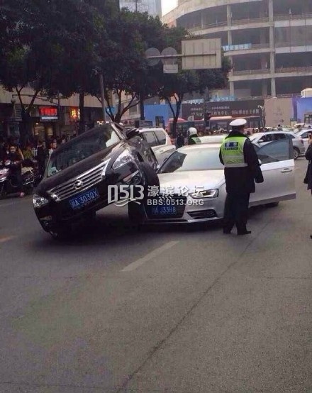日产天籁与奥迪a4l相撞的车祸真相还原高清图片