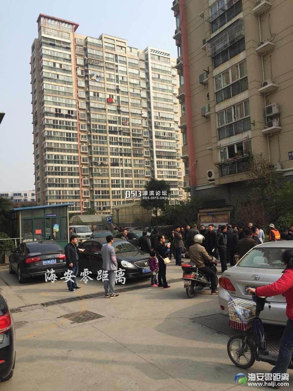 昨天海安中大街小区发生一起车祸,导致道路堵塞车辆无法通行!