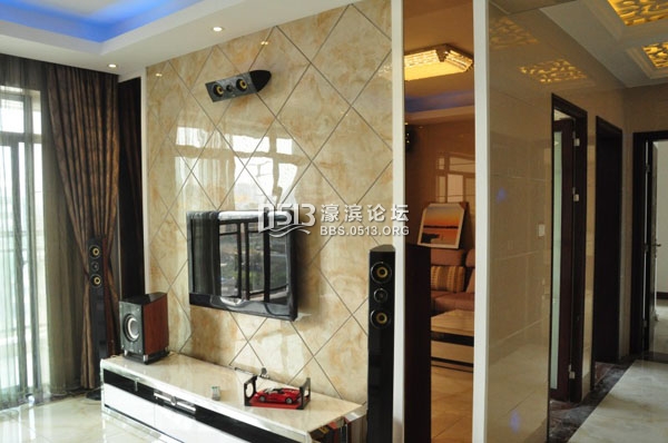 下面再来看看另一户。这户家里也是墙面贴瓷砖,为了方便清洁工作。不过这家业主贴的是抛光砖,我们可以明显地看出这里没有上一家那么透亮、反光,可能刚入户还感觉不到墙面是全部贴砖的,大概有些人就喜欢这样哑光的感觉,特别是还不能接受全面贴砖带来反光感的朋友,可以考虑贴这样的抛光砖哦~~ 7 K0 [; f; ~$ a(来自:濠.