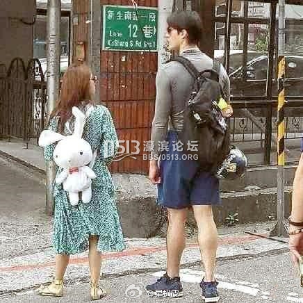 160和190身高差效果图,160女生和190男生图片 蔡依林和锦荣,一个158,一个190,巨萌身高差,继续相爱