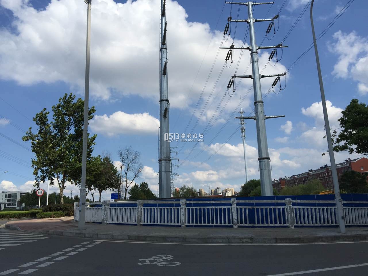永和路两侧高压线(西至通宁大道,东至秦灶河)下埋工程已于2015年全面开工建设,目前永和路南侧的地下隧道已全部贯通,两侧的高压线均将通过此隧道下埋,整个工程预计将于2016年建成完工。 现在高压线所在位置完全就是在居然区里,之前好多人买房也特别顾忌那边高压线的问题,现在终于可以解决了,政府又做了一件利民的事情!拍手!!!