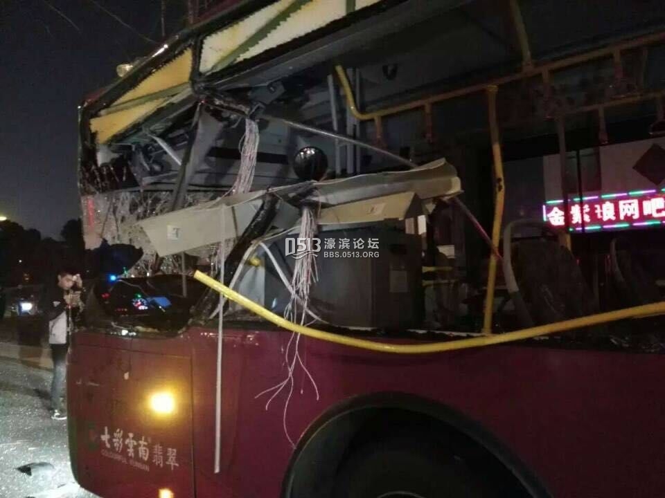 1970年i公共汽车-发生车祸 一辆公交车被挂车直接砸过 好在无人员伤亡高清图片