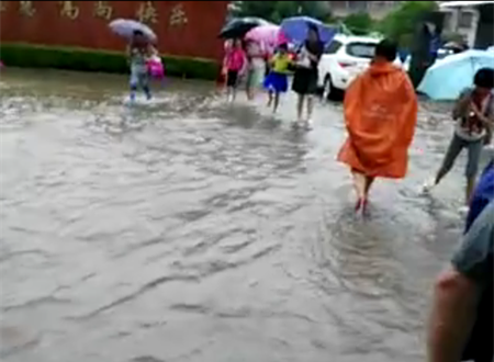 曙光小学门口,孩子上学都要穿雨靴,不然湿透了