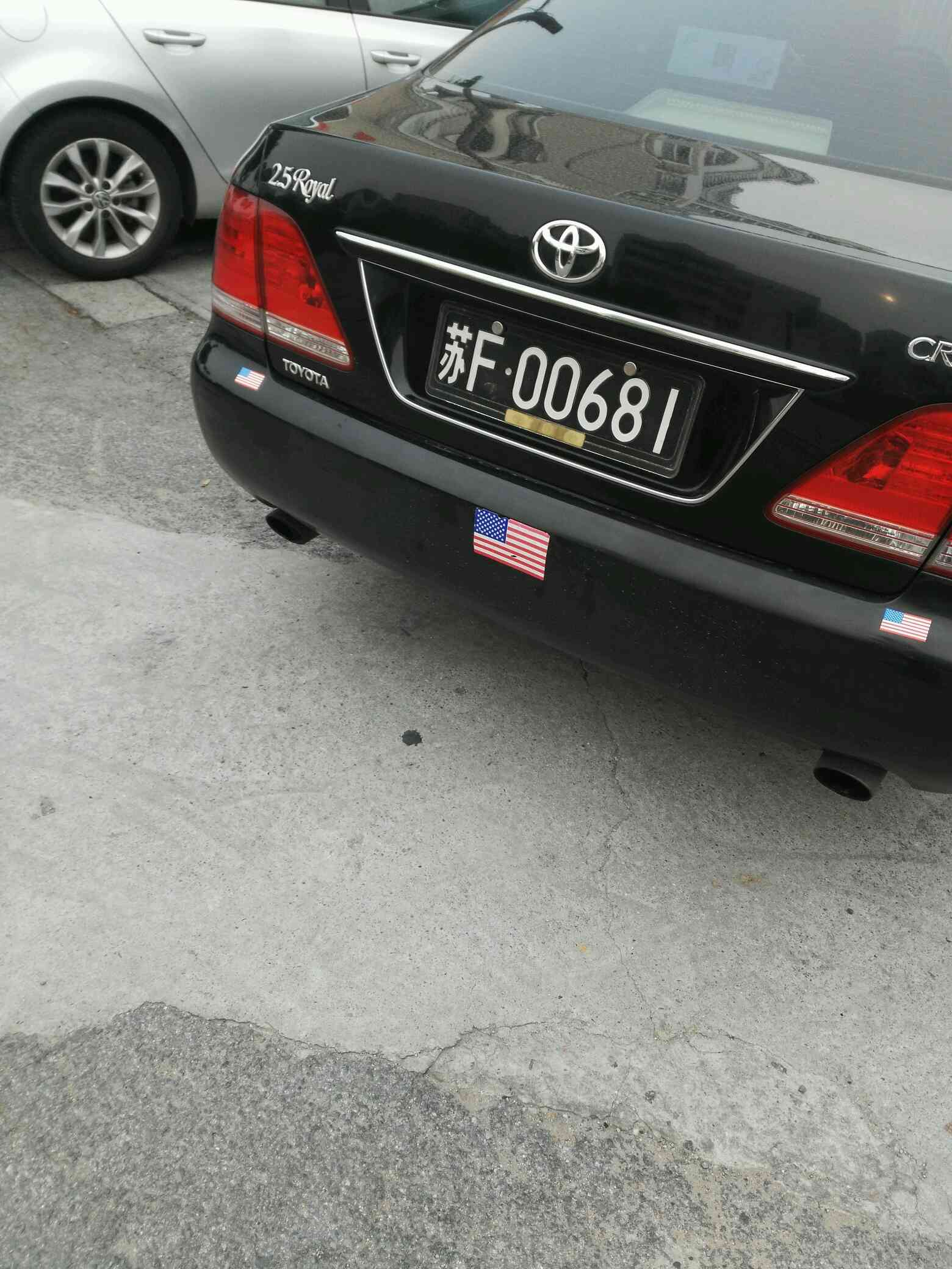 今天路边看见一辆车子车牌很帅,黑底白字的,谁帮认下?