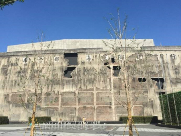 今天四行仓库根据历史照片恢复墙面弹孔的西侧山墙