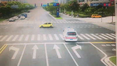 通州某十字路口救护车与私家车相撞,两车损毁严重