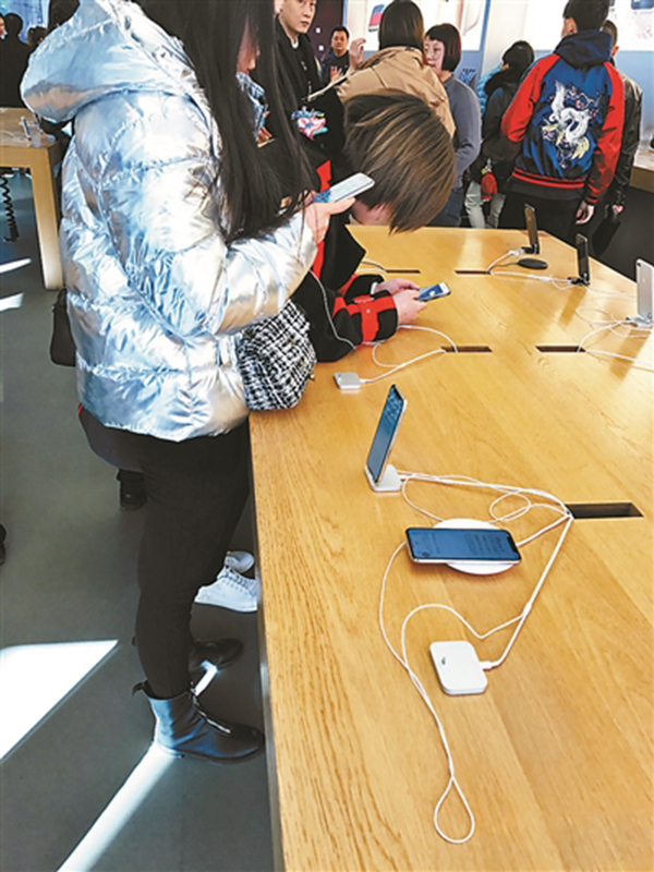 多名用户反映iPhone X掉漆,濠滨,苹果:使用不当造成 多名用户反映iPhone X掉漆,南通是我家,苹果:使用不当造成