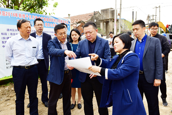 图为区委书记陈永红在刘桥镇徐园村调研高标准农田建设情况.