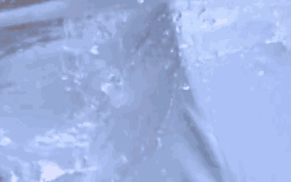 模仿荷叶超微结构,让水与伞的接触角></p></a>150°,实现