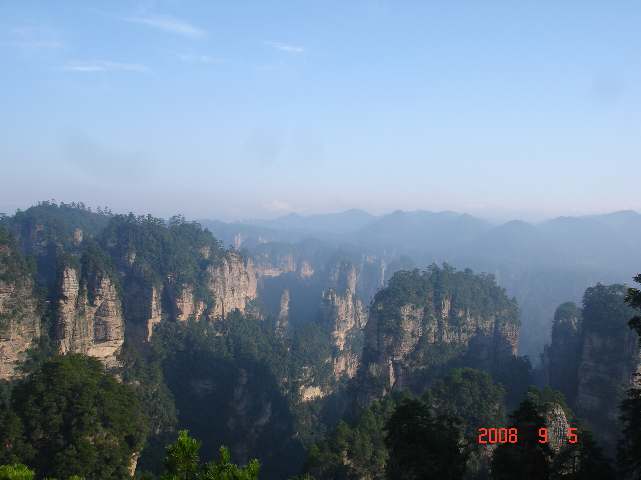 (约60分钟):三姐妹峰、采药老人等景点。(约50分钟)。下午自由活动或可增游4A级景点素有天上广寒宫,人间宝峰湖之称的宝峰湖景区(约90分钟)(费用不含);也可增游享有世界溶洞奇观中国最美旅游溶洞等顶级荣誉的黄龙洞(约120分钟)(费用不含)。张家界飞返上海,车接回南通,结束愉快的行程。