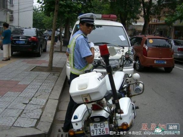 青岛最牛罚单。 自从《道路交通安全法》施行以来,青岛交警加大了对路边乱停车辆的监管处罚力度,许多过去对停车不以为然的车主渐渐规矩起来。不过,倘若警车停在禁停路段,交警会对其进行处罚吗?近日,在半岛网社区论坛,一篇名为《青岛史上最牛的交警,难得!》的帖子引起广大网友热议。 对此,不少网友也发表了自己的看法。网友小眼昏花赞道:向认真执法,一视同仁的交警致敬!网友心情树称:这样的警察头次见!真开眼了!网友水蜜桃姐姐也赞道:这个交警真的是好样的!不过,对于这类少见的事情,网友岛上拍客表示